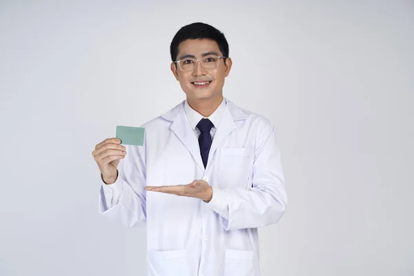 Framifrån Attraktiv Ung Manlig Sydostasiatiska Läkare Står Isolerat Vit Bakgrund — Stockfoto