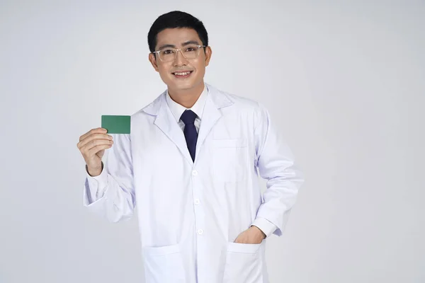 Widok Przodu Atrakcyjne Młody Mężczyzna Azji Południowo Wschodniej Lekarza Stojący — Zdjęcie stockowe
