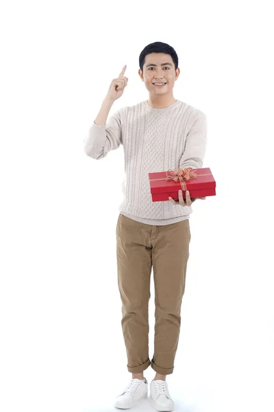 Asiatico Giovane Uomo Maglia Maglione Sfondo Grigio Dando Scatola Regalo — Foto Stock