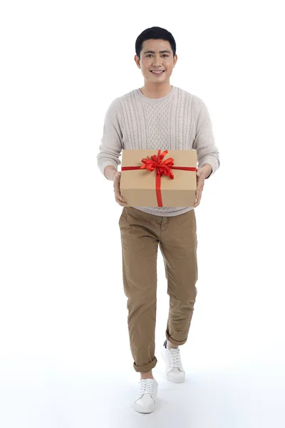 身穿针织毛衣 灰色背景的亚洲年轻人送给红丝带礼品盒 — 图库照片
