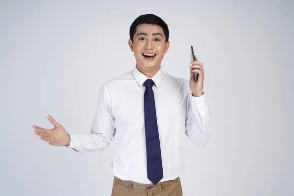 Smiling Asian Business Man Standing Isolated Gray Background Using Mobile — Stock Photo, Image