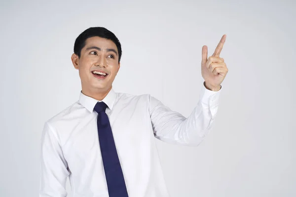 Uśmiechnięty Azjatycki Biznesmen Stojący Szarym Tle Korzystający Telefonu Komórkowego — Zdjęcie stockowe