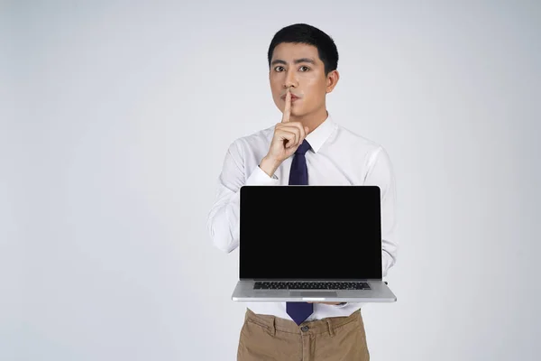 Улыбающийся Азиатский Бизнесмен Держит Ноутбук Стоящим Изолированным Сером Фоне Используя — стоковое фото