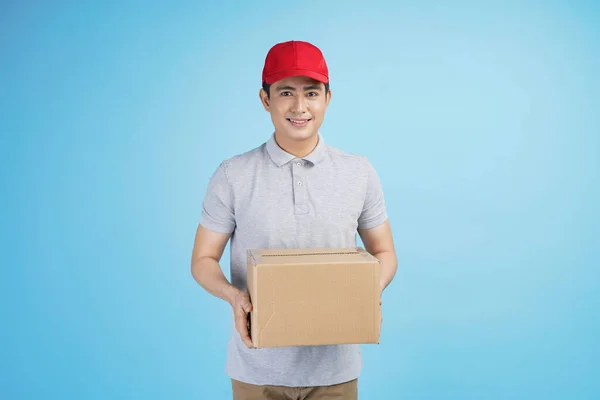 Remitente Joven Asiático Hombre Sosteniendo Caja Cartón Sonriendo Cámara Hombre —  Fotos de Stock