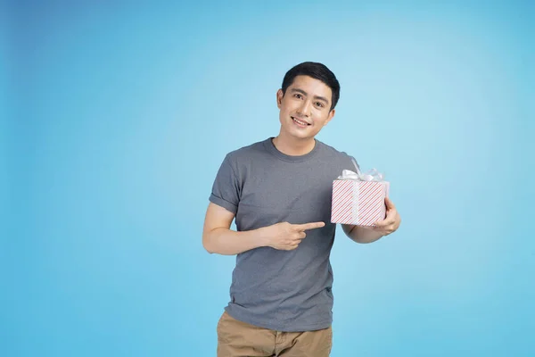 Jeune Homme Asiatique Avec Carte Crédit Faisant Transaction Ligne Acheter — Photo