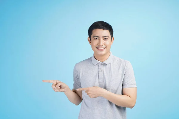 Jovem Asiático Homem Com Cartão Crédito Fazendo Transação Online Comprar — Fotografia de Stock