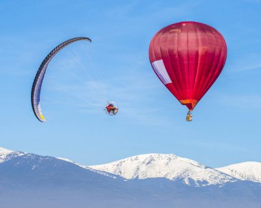 Moto planörlü balon. Kış mevsimi.