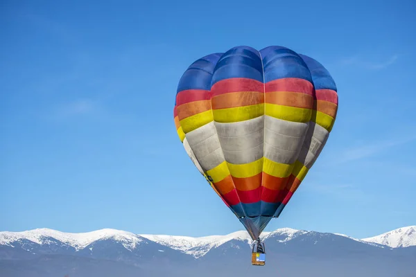 Inverno de montanha de balão de ar quente — Fotografia de Stock