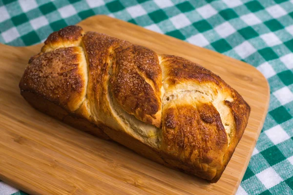 Пасхальный хлеб на доске — стоковое фото