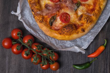 Pizza vişneli soğuk mozzarella prochutto.