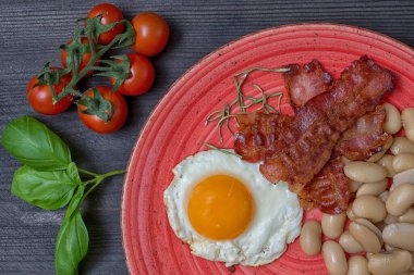 Çiftçi yemekleri fasulye yumurtaları pastırma bazilika vişneli domates