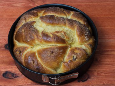 Kozunak, paskalya bayramında geleneksel ekmek tepsisi.