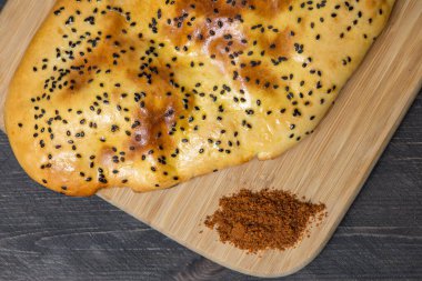 Lavaş lapası, ahşap masa.