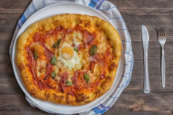 Pizza prosciutto cotto mozzarella egg
