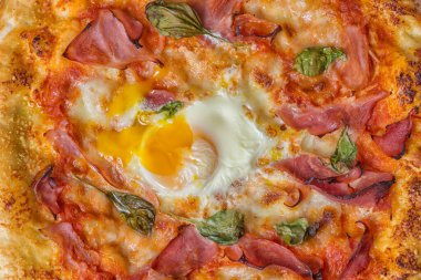 Pizza prosciutto cotto mozzarella yumurtası. Yakın plan.