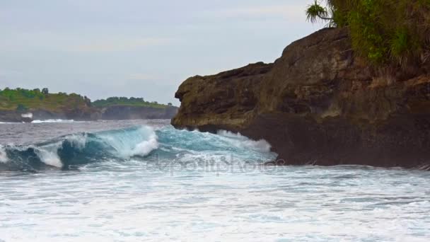 Onde marine e costa rocciosa in lontananza — Video Stock