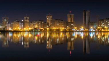 Gece şehir ve nehir zaman atlamalı