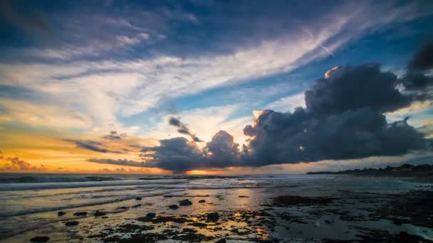 Poklatkowy niebieski ocean zachód słońca — Wideo stockowe