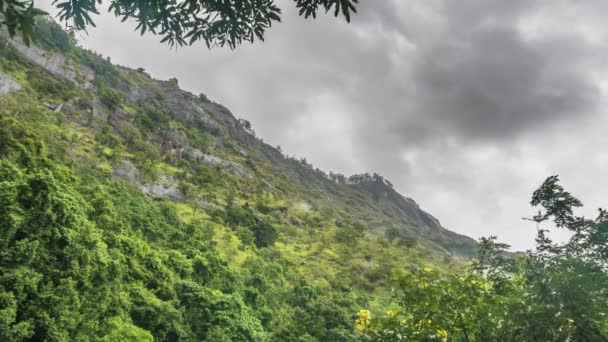 Groene berg en bewolkte hemel tijd verval — Stockvideo