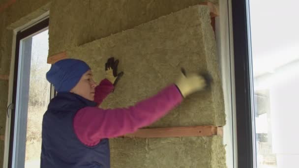 Woman laying insulation — Stock Video