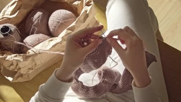 Vrouwen handen breien naalden op een zonnige dag uitzicht van boven — Stockvideo