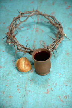 Ekmek, şarap ve Crown of Thorns masada