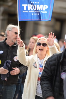 Trump destekçisi ralli dışında işareti tutar