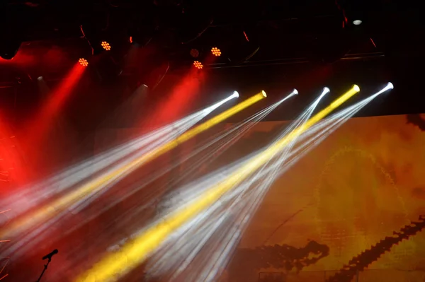 Luzes de concerto no palco — Fotografia de Stock