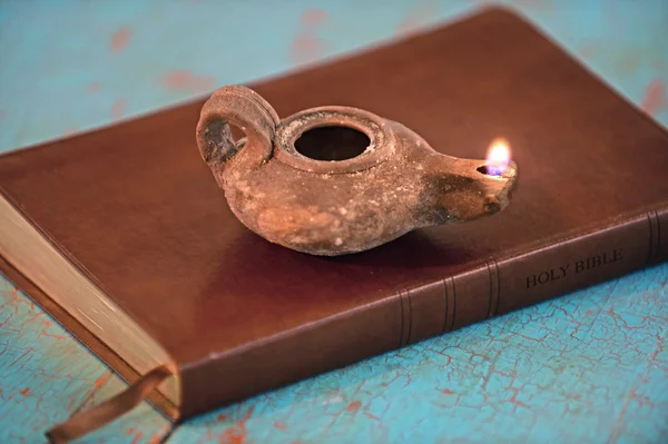 Oude Lamp op de Bijbel — Stockfoto
