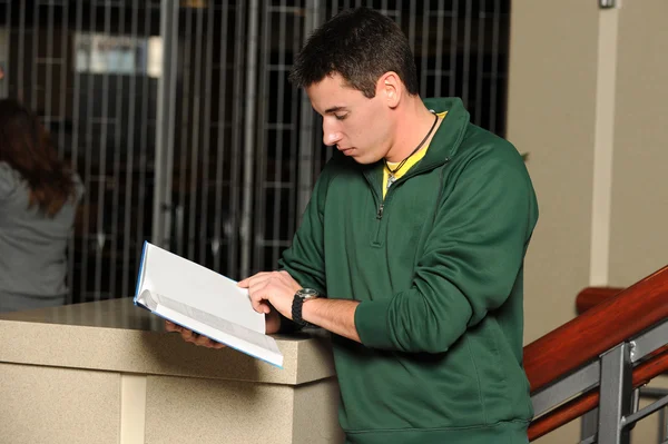 Estudante leitura dentro do edifício da escola — Fotografia de Stock