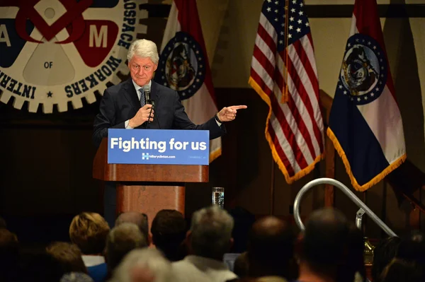 美国前总统比尔 · 克林顿对希拉里的支持者说 — 图库照片