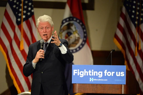 Former President Bill Clinton Salutes to Hillary Supporters — Stock Photo, Image