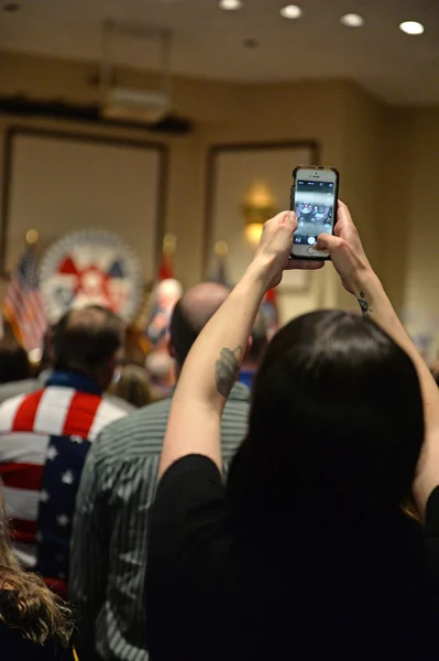 El partidario usa el teléfono celular para tomar una foto del ex presidente Bill — Foto de Stock