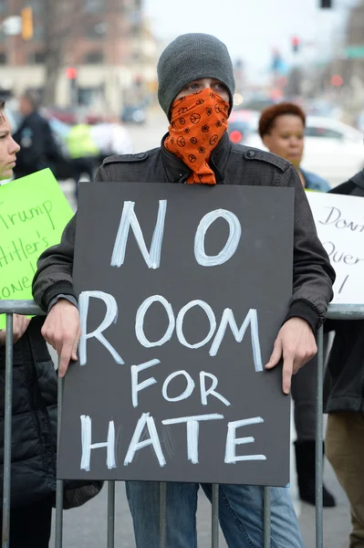 Μασκοφόροι διαδηλωτής κρατώντας πινακίδα έξω από το ατού ράλι — Φωτογραφία Αρχείου