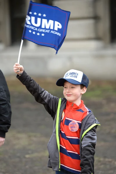 Signo de joven partidario de Trump sosteniendo —  Fotos de Stock