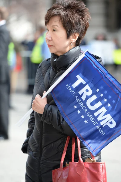 Vrouw houdt teken buiten Trump Rally in Saint Louis — Stockfoto