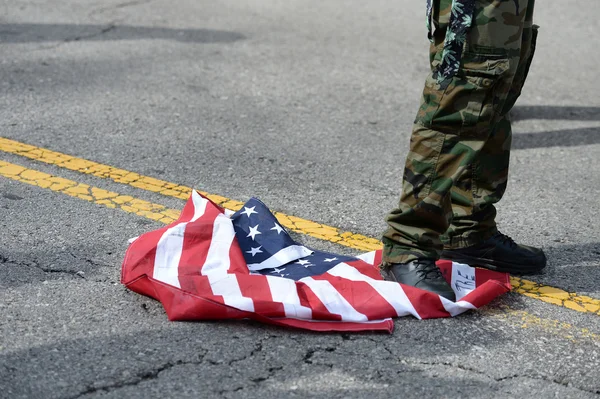 Demonstranten schänden Flagge — Stockfoto