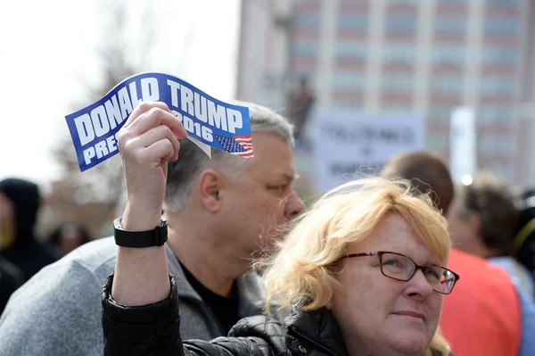 El partidario de Trump sostiene la etiqueta de la campaña —  Fotos de Stock