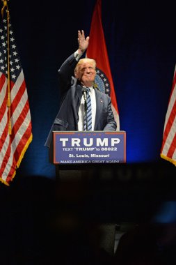 Donald Trump taraftarları selamlıyor