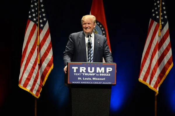 Cumhuriyet taki Donald Trump kalabalığa gülümsüyor — Stok fotoğraf