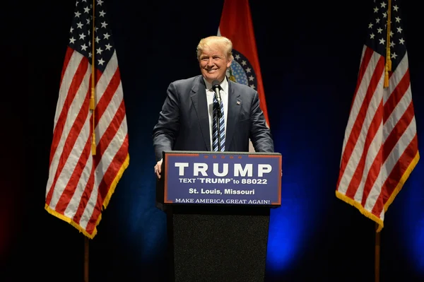 Republican Frontrunner Donald Trump Smiles to Crowd — Stock Photo, Image