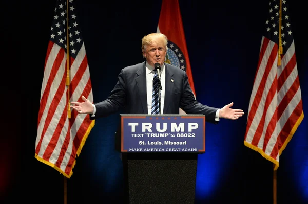 Le républicain Donald Trump s'adresse aux supporters — Photo