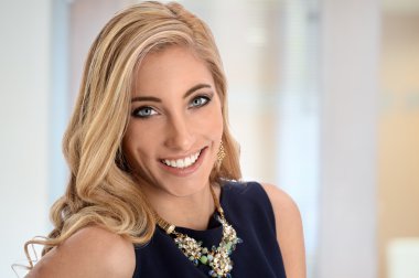 Genç iş kadını gülümsüyor