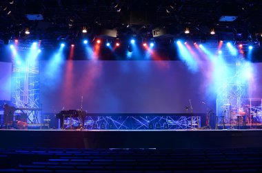 konser öncesi sahne ışıkları