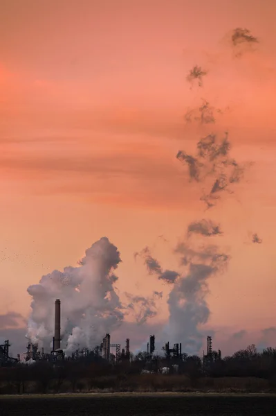 Schoorstenen Emiting gassen in atmosfeer — Stockfoto