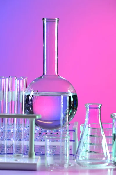 Laboratorieutrustning på reflekterande bord — Stockfoto