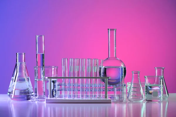 Laboratoriumglaswerk op tafel — Stockfoto