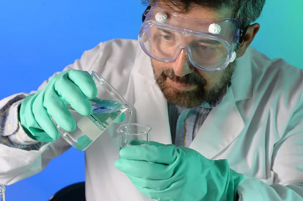 科学家在实验室中混合化学品 — 图库照片