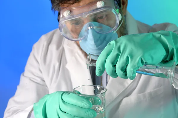 Laboratory Worker Mixing Liquids — Stock Photo, Image
