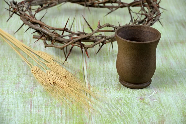 Koruna z trní pohár vína a pšenice — Stock fotografie